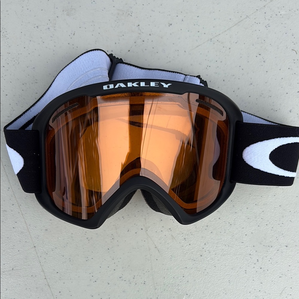 Oakley Goggles with Amber Lens and Black Frame Beand New